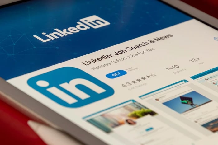 O LinkedIn é um grande aliado para ingressar no mercado de trabalho. Créditos: Souvik Banerjee/Unsplash.