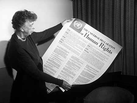 Eleanor Roosevelt e a Declaração Universal dos Direitos Humanos. Foto de 1949. Domínio Público/Wikimedia Commons
