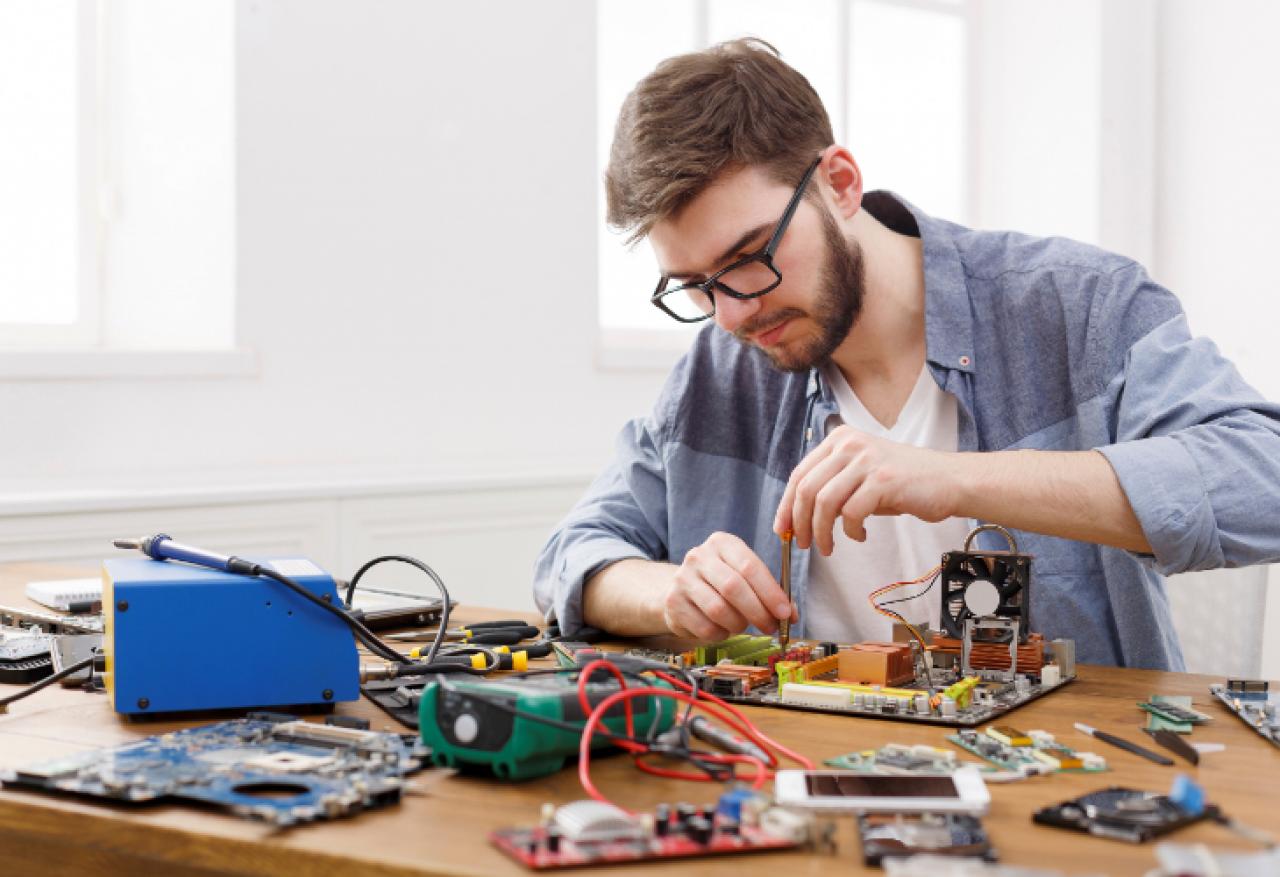 faculdade-de-engenharia-eletrica - homem trabalhando com circuitos elétricos