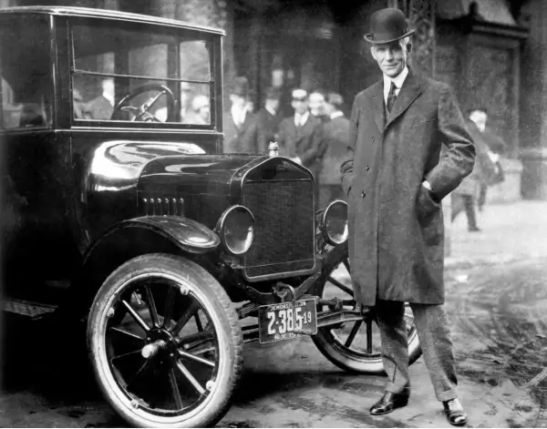 Henry Ford com o Modelo T de 1921. Divulgação/Ford Motor Company.