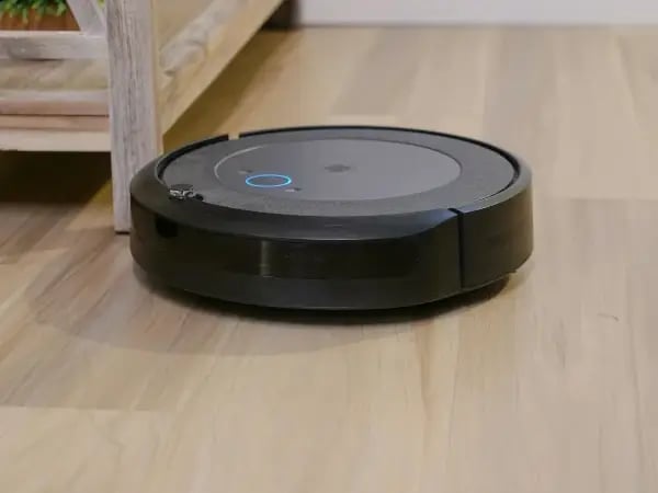 Modelo de Roomba, robô aspirador de pó. Kindel Media/Pexels.